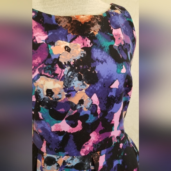 JUST... TAYLOR FLORAL DRESS - Picture 2 of 10
